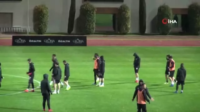 Beşiktaş'ın Hazırlık Maçına Yağmur Engeli Beşiktaş'ın Hazırlık Maçına Yağmur Engeli