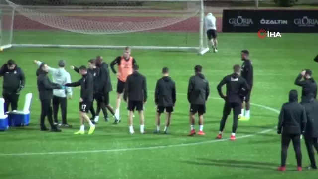 Beşiktaş'ın Hazırlık Maçına Yağmur Engeli Beşiktaş'ın Hazırlık Maçına Yağmur Engeli