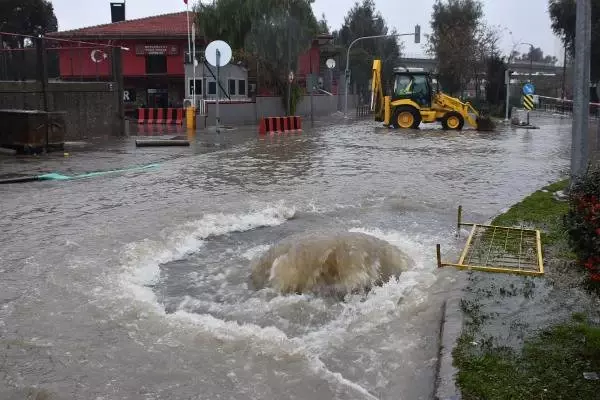 İzmir'de Sağanak Yağış Hayatı Felç Etti