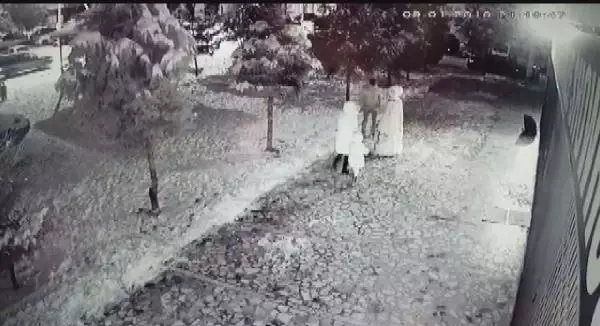 Kardan Adamı Tekme ve Yumrukla Yıktılar