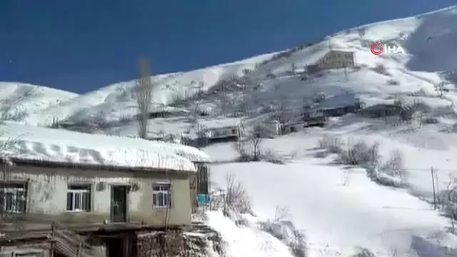 Karla Kaplı Damlar Küreklerle Temizleniyor Karla Kaplı Damlar Küreklerle Temizleniyor