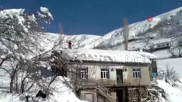 Karla Kaplı Damlar Küreklerle Temizleniyor Karla Kaplı Damlar Küreklerle Temizleniyor