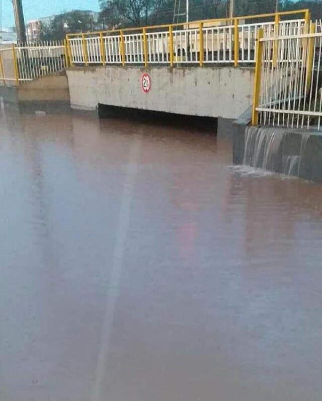 Sağanak Yağışın Hayatı nüzul Ettiği İzmir'de, Dikkatsiz Sürücü Sulara Gömülen Aracını Bırakıp Gitti