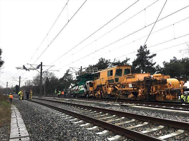 Son Dakika! İstanbul Florya'da iki Demiryolu Yenileme Aracı Çarpıştı: üç Yaralı