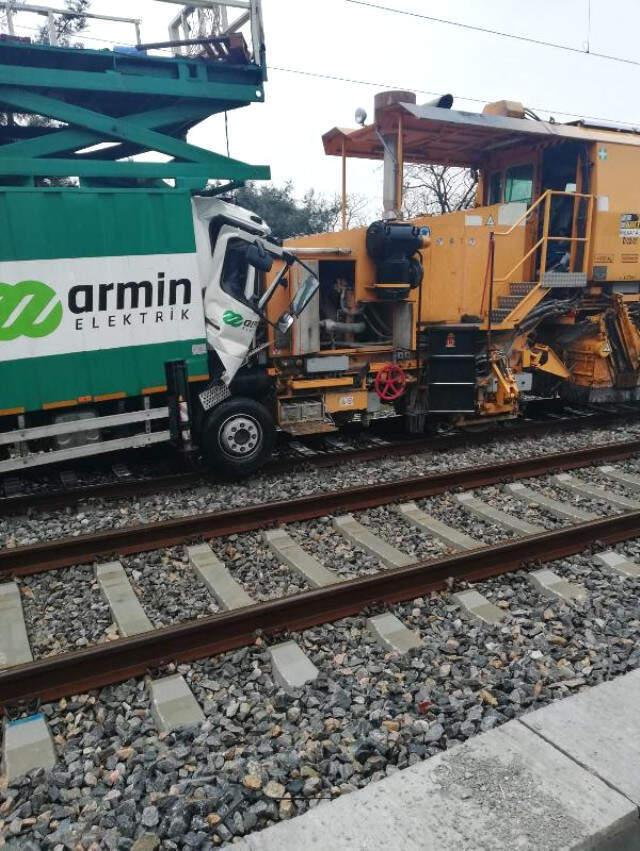 Son Dakika! İstanbul Florya'da Marmaray Treni ile Demiryolu Yenileme Aracı Çarpıştı: iki Yaralı