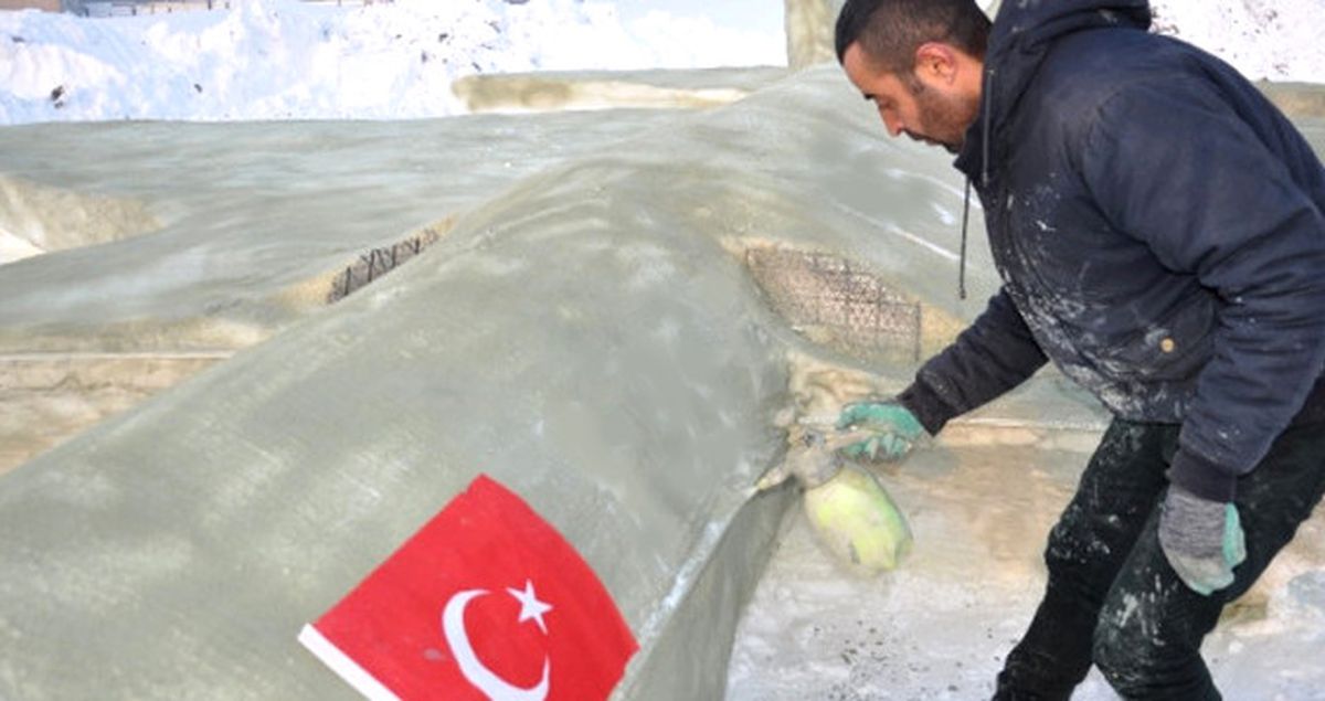 Yüksekova'da Çobanlık Yapan Genç, Kardan F-35 Savaş Uçağı Yaptı