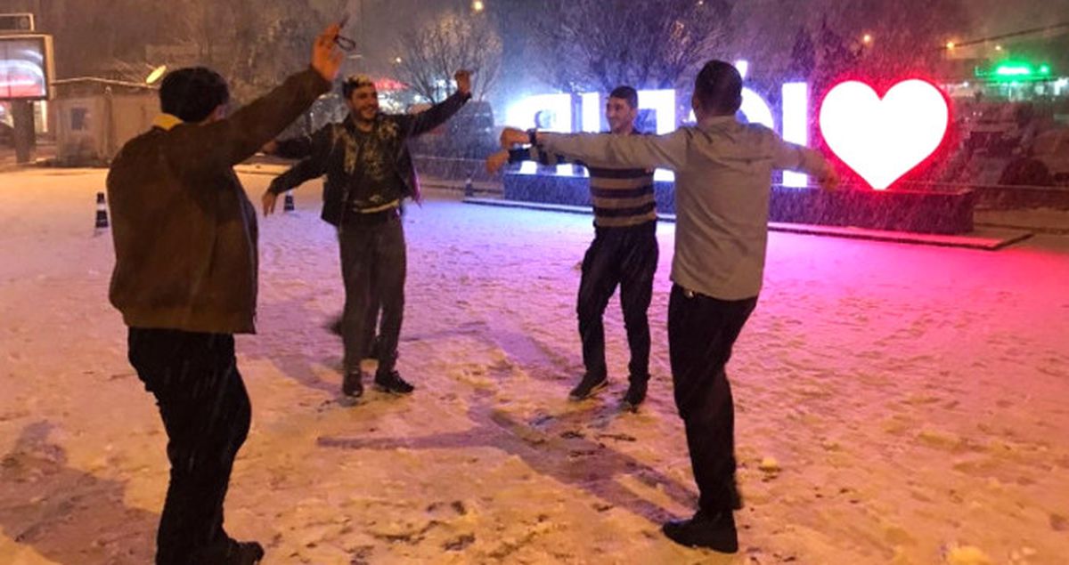 2 Yıl Sonra Kar Gören Iğdırlılar Göbek Attı