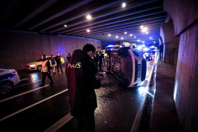 'Dur' İhtarına Uymayan Sürücüyü Kovalayan Polis Aracı Kaza Yaptı: 2 Yaralı