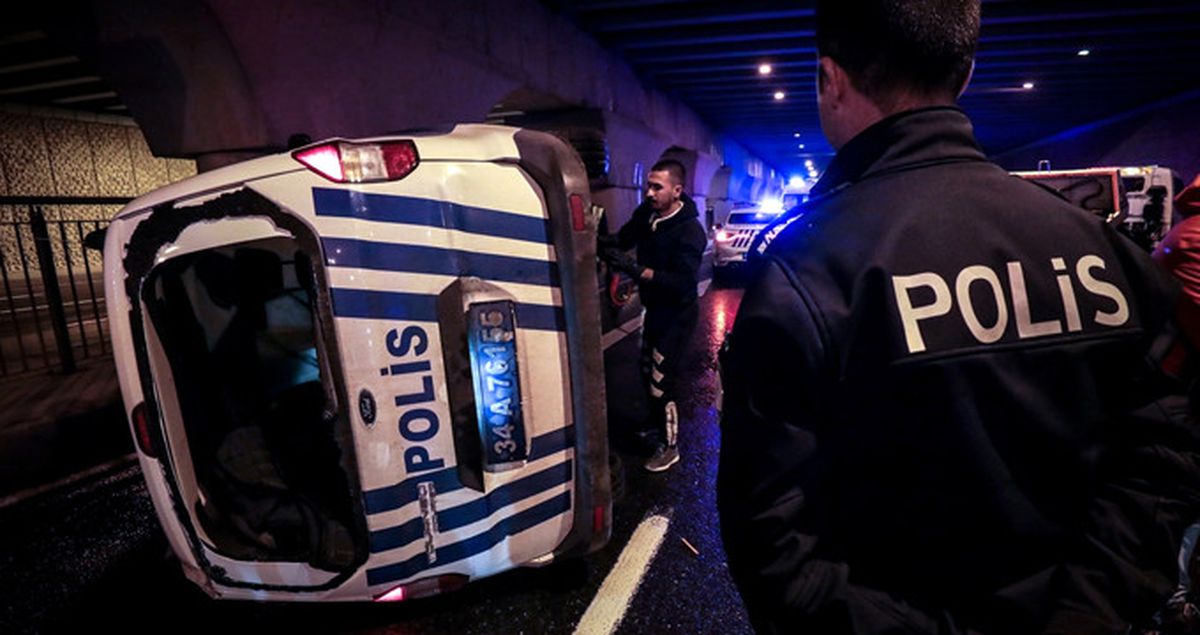 'Dur' İhtarına Uymayan Sürücüyü Kovalayan Polis Aracı Kaza Yaptı: 2 Yaralı