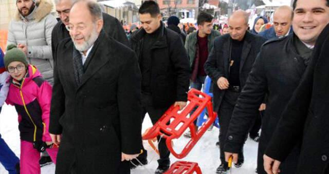 Eski Bakan Recep Akdağ,Gençlerle Birlikte Renkli Görüntüler Verdi