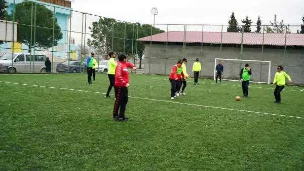 Gözlerine Siyah Bandaj Bağlayıp Görme Engellilerle Maç Yaptılar Gözlerine Siyah Bandaj Bağlayıp Görme Engellilerle Maç Yaptılar