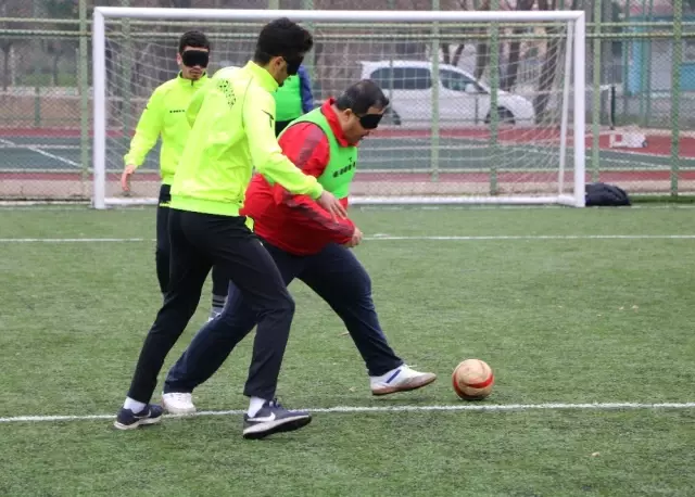 Gözlerini Bağlayıp Görme Engellilerle Maç Yaptılar Gözlerini Bağlayıp Görme Engellilerle Maç Yaptılar
