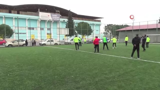 Gözlerini Bağlayıp Görme Engellilerle Maç Yaptılar Gözlerini Bağlayıp Görme Engellilerle Maç Yaptılar