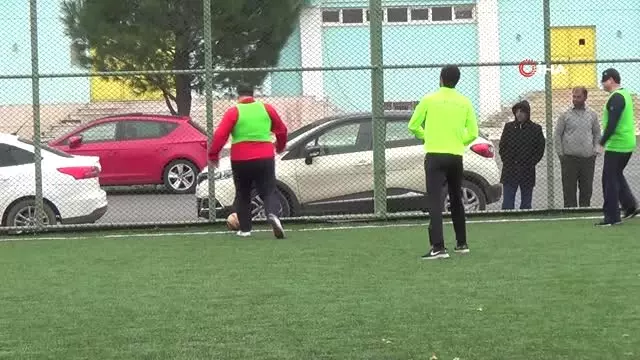 Gözlerini Bağlayıp Görme Engellilerle Maç Yaptılar Gözlerini Bağlayıp Görme Engellilerle Maç Yaptılar