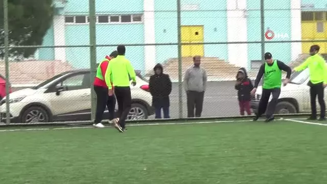 Gözlerini Bağlayıp Görme Engellilerle Maç Yaptılar Gözlerini Bağlayıp Görme Engellilerle Maç Yaptılar