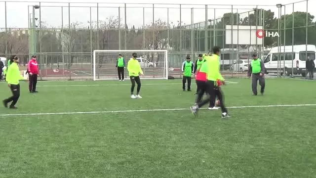 Gözlerini Bağlayıp Görme Engellilerle Maç Yaptılar Gözlerini Bağlayıp Görme Engellilerle Maç Yaptılar
