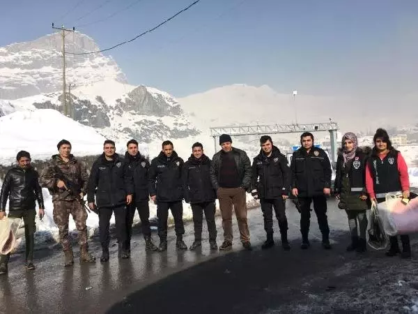 Hakkari'deki Üs Bölgelerde Görev Yapan Polislere Kışlık Kıyafet Dağıtıldı