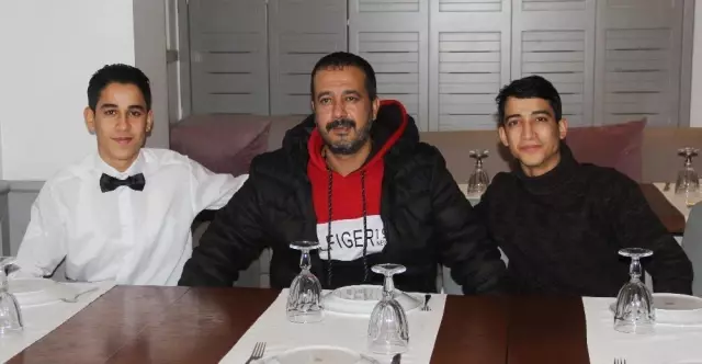İkizi Komi, Kendisi Ünlü İkizi Komi, Kendisi Ünlü