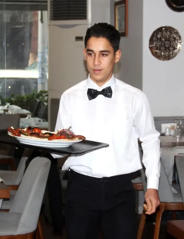 İkizi Komi, Kendisi Ünlü İkizi Komi, Kendisi Ünlü