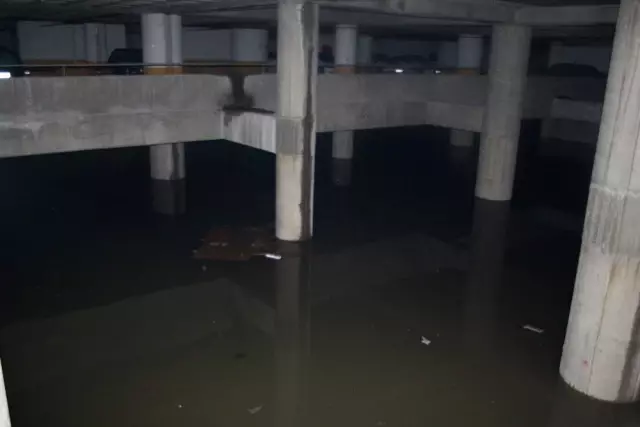 İzmir Şehirlerarası Otobüs Terminali Sular Altında Kaldı, Elektrikler Kesildi