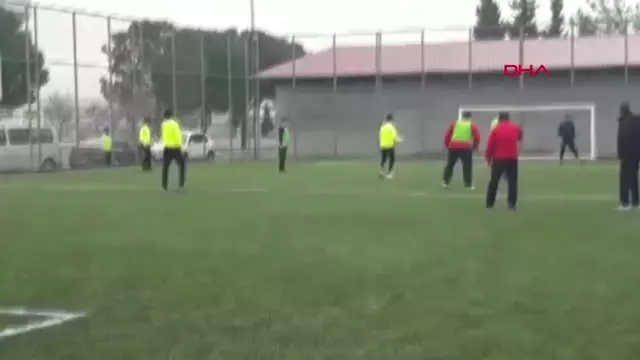 Kahramanmaraş Gözlerine Siyah Bandaj Bağlayıp Görme Engellilerle Maç Yaptılar Kahramanmaraş Gözlerine Siyah Bandaj Bağlayıp Görme Engellilerle Maç Yaptılar