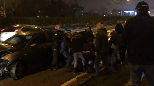 Makas Atarken Kaza Yaptı, Kaza Sonrası Yumruklar Havada Uçuştu