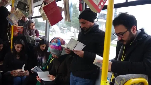 Okumayı' Otobüste Kitap Okuyarak Teşvik Ettiler