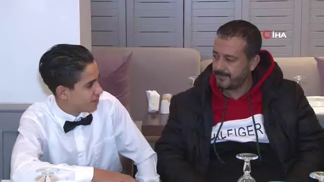 Müslüm Filminin Başrol Oyuncusu Şahin Kendirci'nin İkiz Kardeşi Komilik Yaparak Ailesine Destek Oluyor Müslüm Filminin Başrol Oyuncusu Şahin Kendirci'nin İkiz Kardeşi Komilik Yaparak Ailesine Destek Oluyor