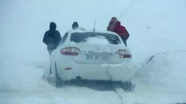 Yüksekova'da Tipide Mahsur Kalan 30 Kişi Kurtarıldı