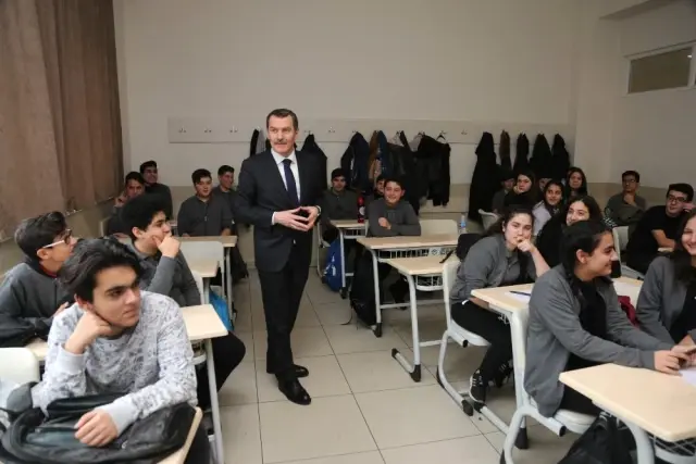 AK Parti'nin Zeytinburnu Adayı Ömer Arısoy'dan Öğrencilere Kitap Tavsiyesi