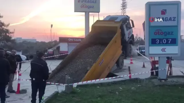 Akaryakıt İstasyonunda Beton Yarıldı, Kamyon İçine Girdi Akaryakıt İstasyonunda Beton Yarıldı, Kamyon İçine Girdi