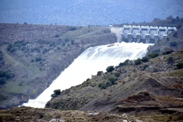 Aşırı Yağışlardan Dolayı İzmir'de Bir Baraj Kapağı Açıldı Aşırı Yağışlardan Dolayı İzmir'de Bir Baraj Kapağı Açıldı