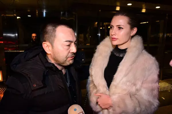 Aylar Sonra Eşi Serdar Ortaç'ın Yanına Gelen Chloe Loughnan, Boşanma İddialarını Yalanladı Aylar Sonra Eşi Serdar Ortaç'ın Yanına Gelen Chloe Loughnan, Boşanma İddialarını Yalanladı