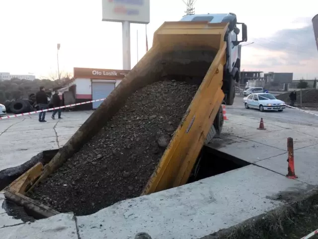 Beton Zemin Çöktü, Kamyon İçine Düştü Beton Zemin Çöktü, Kamyon İçine Düştü