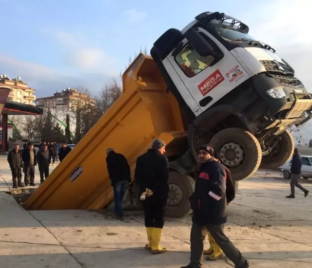Beton Zemin Çöktü, Kamyon İçine Düştü Beton Zemin Çöktü, Kamyon İçine Düştü