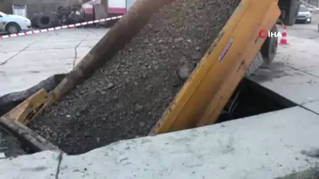 Beton Zemin Çöktü, Kamyon İçine Düştü Beton Zemin Çöktü, Kamyon İçine Düştü