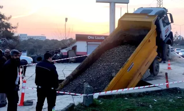 Beton Zemin Çöktü, Kamyon İçine Düştü Beton Zemin Çöktü, Kamyon İçine Düştü