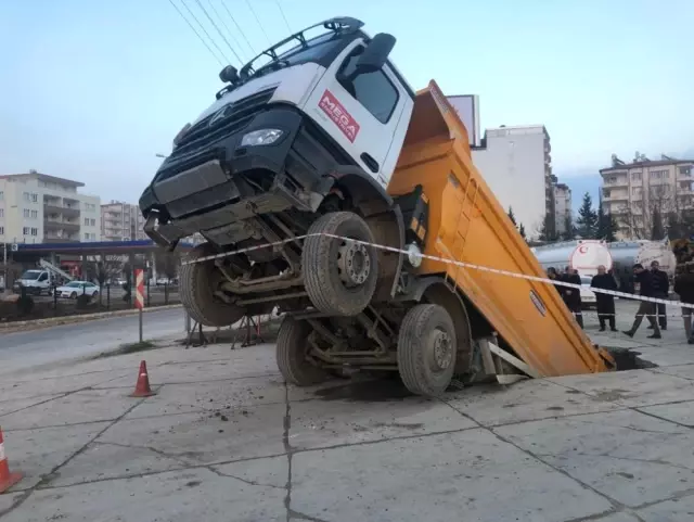 Beton Zemin Çöktü, Kamyon İçine Düştü Beton Zemin Çöktü, Kamyon İçine Düştü