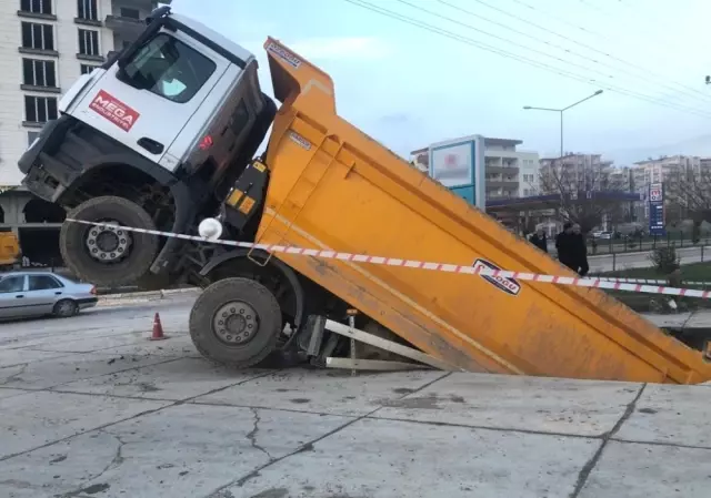 Beton Zemin Çöktü, Kamyon İçine Düştü Beton Zemin Çöktü, Kamyon İçine Düştü