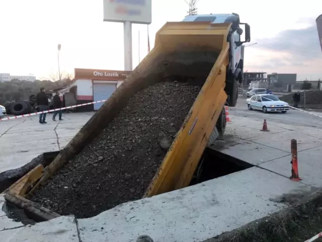 Beton Zemin Çöktü, Kamyon İçine Düştü Beton Zemin Çöktü, Kamyon İçine Düştü