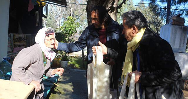 Bez Torba Dikti, Kapı Kapı Dolaşıp Dağıttı