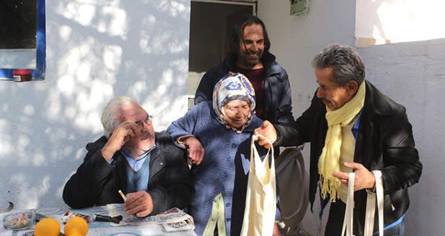 Bez Torba Dikti, Kapı Kapı Dolaşıp Dağıttı