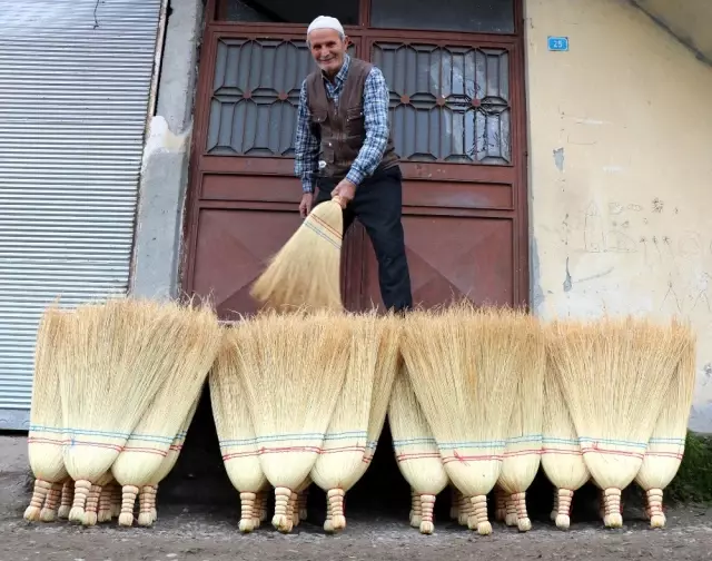 Bu Mahalle Geçimini El Yapımı Süpürgeyle Sağlıyor