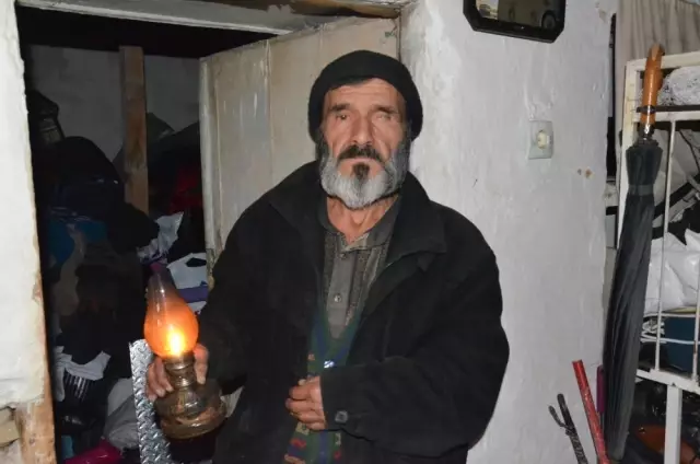Çöp Konteynerlerinden Topladığı Ekmeklerle Karnını Doyuruyor