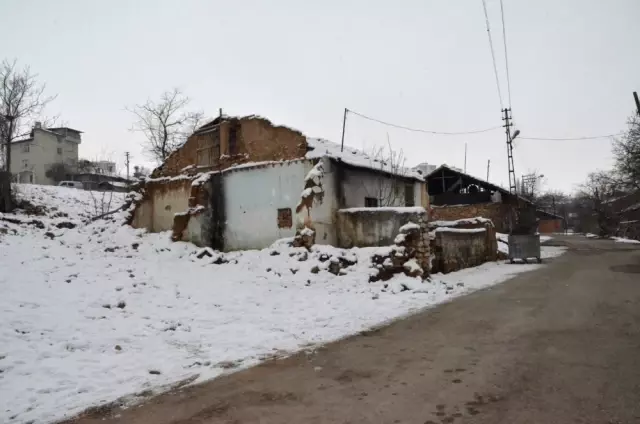 Çöp Konteynerlerinden Topladığı Ekmeklerle Karnını Doyuruyor