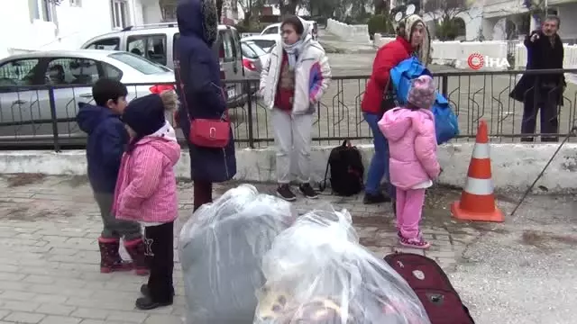 Ege'de Fırtınaya Yakalanan Mültecileri Sahil Güvenlik Ekipleri Kurtardı Ege'de Fırtınaya Yakalanan Mültecileri Sahil Güvenlik Ekipleri Kurtardı