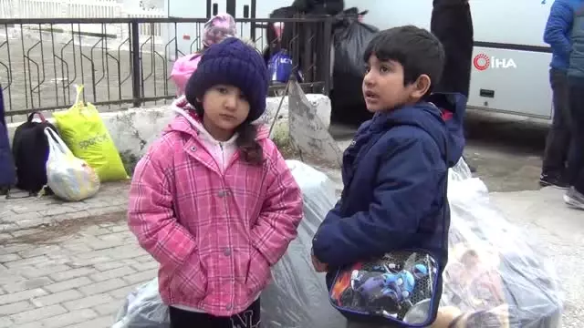 Ege'de Fırtınaya Yakalanan Mültecileri Sahil Güvenlik Ekipleri Kurtardı Ege'de Fırtınaya Yakalanan Mültecileri Sahil Güvenlik Ekipleri Kurtardı
