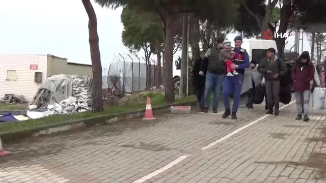 Ege'de Fırtınaya Yakalanan Mültecileri Sahil Güvenlik Ekipleri Kurtardı Ege'de Fırtınaya Yakalanan Mültecileri Sahil Güvenlik Ekipleri Kurtardı