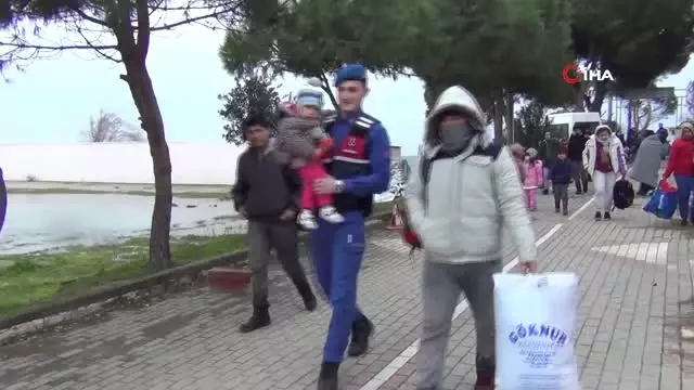 Ege'de Fırtınaya Yakalanan Mültecileri Sahil Güvenlik Ekipleri Kurtardı Ege'de Fırtınaya Yakalanan Mültecileri Sahil Güvenlik Ekipleri Kurtardı