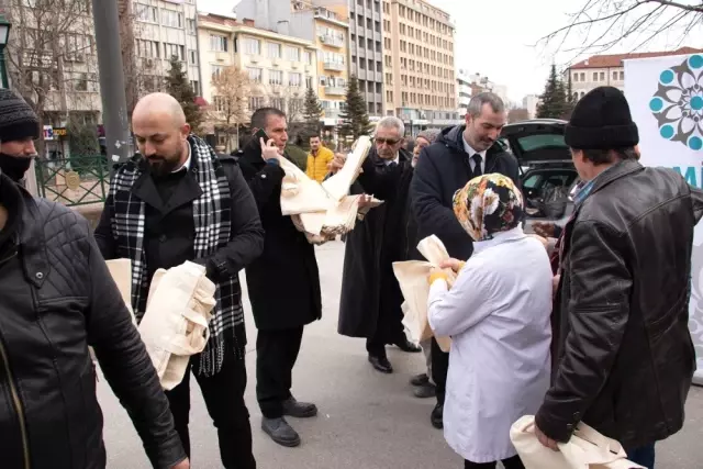 Esmiad Vatandaşlara Bez Torba Dağıttı Esmiad Vatandaşlara Bez Torba Dağıttı
